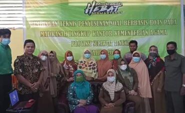 Guru MTsN 1 Kendari Mengikuti Bimbingan Tekhnis Penyusunan Soal Berbasis HOTS