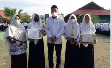 Kepala MTsN 1 Kendari Serahkan Penghargaan Pada Siswa Peraih  Emas Pada Porseni  Madrasah Tingkat Provinsi