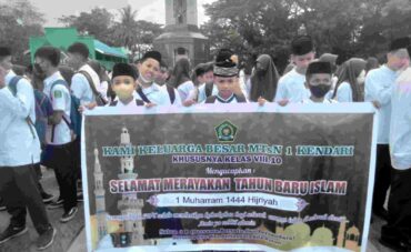 MTsN 1 KENDARI IKUT SERTA MEMERIAHKAN PAWAI TA’ARUF 1 MUHARRAM
